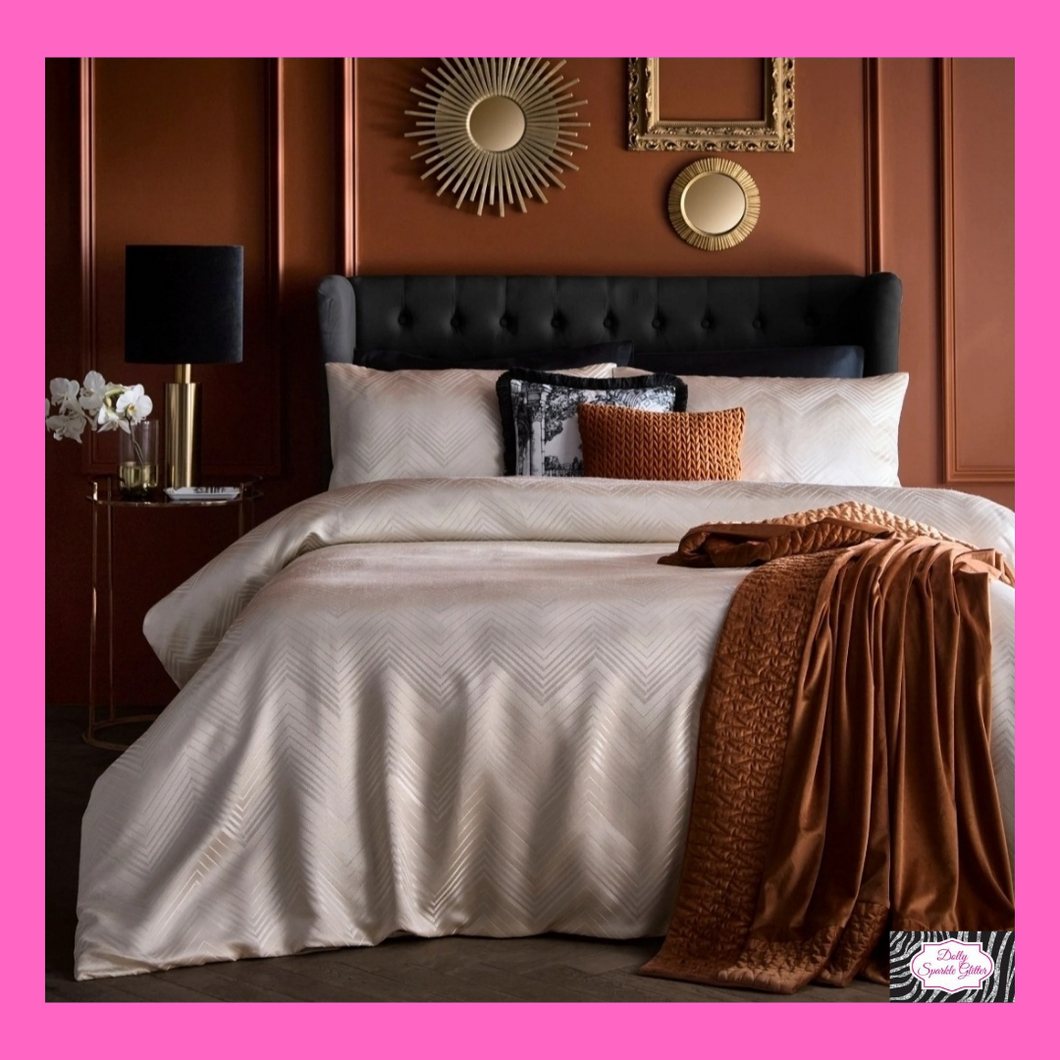 Cocktail Duvet Set In Ivory By Laurence Llewelyn-Bowen